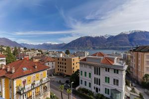 ロカルノにあるホテル　ガルニ　ムラルトの山々を背景とした市街の景色