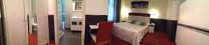Łóżko lub łóżka w pokoju w obiekcie Hostal San Sebastian Centro