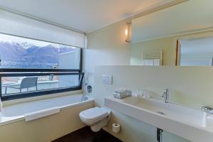 Baðherbergi á Hotel Muralto Locarno