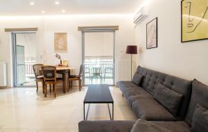 un soggiorno con divano e tavolo di Cozy - Bright & New apart. - Downtown ad Atene