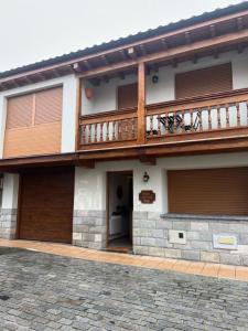 a building with a deck and a balcony at Casa Moises Bimenes in Bimenes