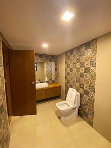 La salle de bains est pourvue de toilettes et d'un lavabo. dans l'établissement Villa Amarela, à Panaji