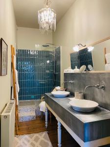 y baño con 2 lavabos y ducha. en Le Jardin De Gustave, en Ornans