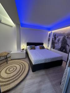 Ononui Airport Studio في فا: غرفة نوم بسرير كبير بسقف ازرق