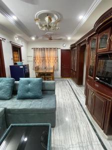 ein Wohnzimmer mit einem Sofa und einem Tisch in der Unterkunft 5 Fully Furnished 2 BHK Flats in MVP Colony, Vizag in Visakhapatnam