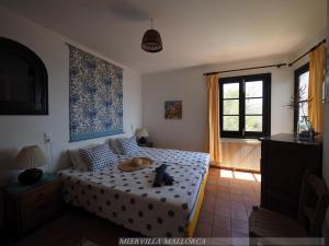 1 dormitorio con cama y ventana en Meervilla Mallorca - Charmantes Ferienhaus mit phantastischem Meerblick in Canyamel, en Canyamel