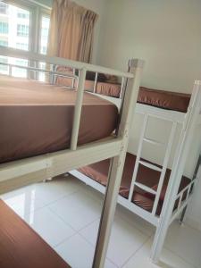 Regalia Exclusive Hostel في كوالالمبور: سريرين بطابقين في غرفة