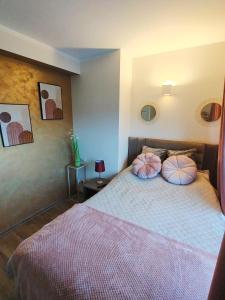 - une chambre avec un lit et des oreillers dans l'établissement GOLD CLIFF APARTMENT NIECHORZE Baltic Cliff, à Niechorze