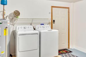 A kitchen or kitchenette at 5159 The Sandy Pelican 3 Min Walk to Beach