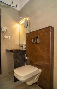 RABBIT RATNAM -By Udaipur Hotels في أودايبور: حمام مع مرحاض ومغسلة