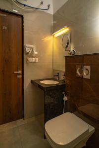 ウダイプールにあるRABBIT RATNAM -By Udaipur Hotelsのトイレと洗面台付きのバスルーム