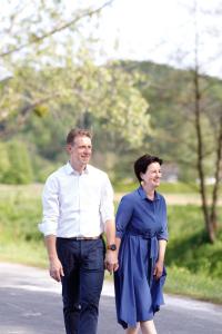 un hombre y una mujer caminando por un camino en Weinlandhof en Gamlitz