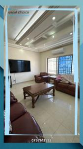 Uma área de estar em Tlaa al ali amman 3 rooms furnished apartment
