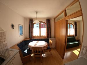 ein Wohnzimmer mit einem Tisch und einem Sofa in der Unterkunft Residence Emma in Toblach