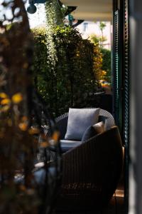 una persona sentada en una silla en un patio en Weinlandhof, en Gamlitz