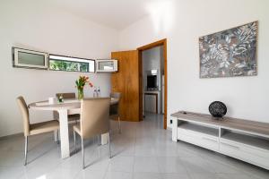 een eetkamer en een keuken met een tafel en stoelen bij Giu al Minareto North in Selva di Fasano