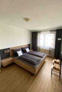 een slaapkamer met een groot bed en een raam bij Waldviertel Stay in Groß-Siegharts