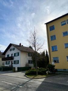 een gebouw en een boom naast een gebouw bij Waldviertel Stay in Groß-Siegharts