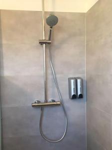 een douche met een douchekop in de badkamer bij Waldviertel Stay in Groß-Siegharts