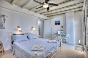 Ένα ή περισσότερα κρεβάτια σε δωμάτιο στο Villa Cycladique avec piscine à débordement vue imprenable sur la mer