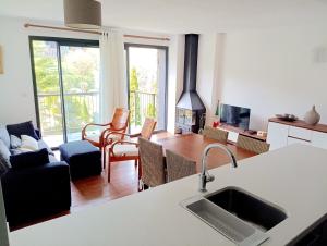 cocina y sala de estar con fregadero y fogones en Les Ferreries, en Saillagouse