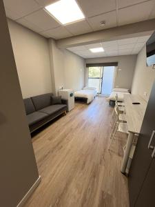 ein Wohnzimmer mit einem Sofa und einem Tisch in der Unterkunft Unicorn Residence for students New Opening 2024 in Valencia
