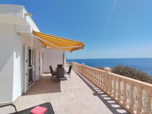 a balcony with a view of the ocean at Casa Mar in Águilas