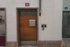 Una puerta a un edificio con un cartel. en Appartement 2 Personen Hallein bei Salzburg en Hallein