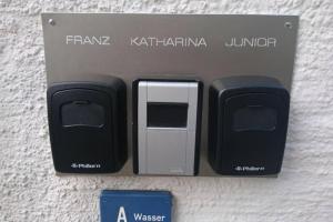 un adaptador fnz kataria jupiter en una caja en Appartement 2 Personen Hallein bei Salzburg en Hallein