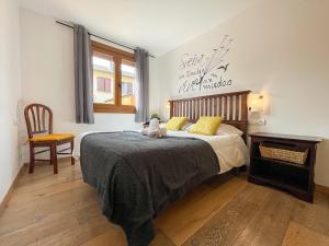 Bonita casa. Gran jardín. Con wifi.にあるベッド