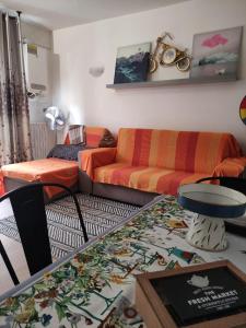 a living room with a couch and a table at Appartamento relax Svitlana in Castel di Sangro
