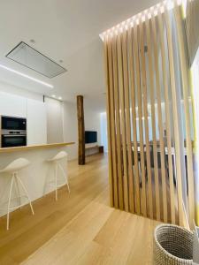 a living room with a wooden partition and a kitchen at ATSEDEN apartment aire condicionado - Opción a parking - in San Sebastián