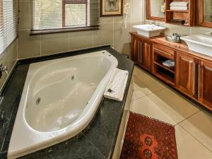 Ein Badezimmer in der Unterkunft Fairview Hotels,Spa & Golf Resort