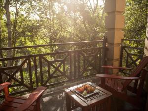 un plato de fruta en una mesa en un balcón en Fairview Hotels,Spa & Golf Resort, en Tzaneen