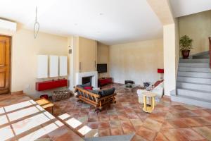 een woonkamer met een bank en een open haard bij HappyFew Villa Lila in Saint-Martin-du-Var