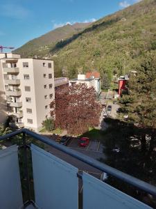 un balcone con vista sulla città di un edificio di Castle-View Bellinzona a Bellinzona