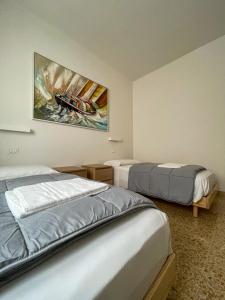 um quarto com duas camas e um quadro na parede em Palazzo Antoniazzi em Verona