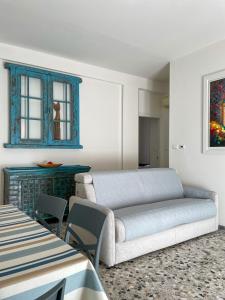 um quarto com uma cama, uma mesa e cadeiras em Palazzo Antoniazzi em Verona