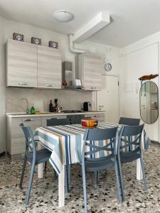 uma cozinha com mesa e cadeiras num quarto em Palazzo Antoniazzi em Verona