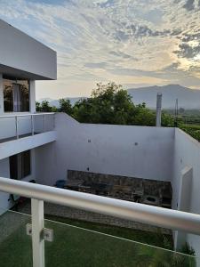 利馬的住宿－Hermosa y acogedora casa en Huaral，一个带炉灶的度假屋的阳台