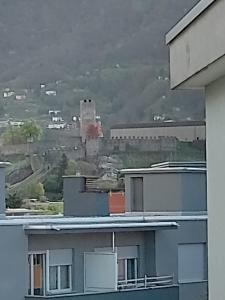 - une vue depuis le toit d'un bâtiment dans l'établissement Castle-View Bellinzona, à Bellinzone