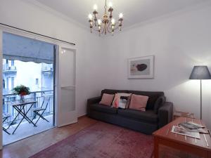 Fyllis17 - Cozy apartment in the heart of Athens في أثينا: غرفة معيشة مع أريكة وطاولة