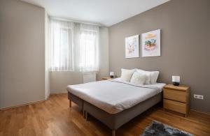 Un dormitorio con una cama grande y una ventana en Central Passage Apartments by Vagabond, en Budapest