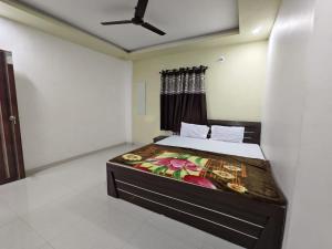 een slaapkamer met een bed in een kamer bij Shayadri Farmhouse in Mahabaleshwar