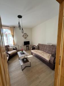 sala de estar con sofá y mesa en Vikendica Ozren en Soko Banja