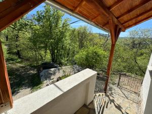 Aussicht vom Balkon eines Hauses in der Unterkunft Vikendica Ozren in Sokobanja