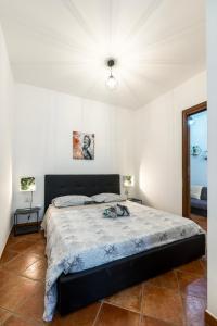 1 dormitorio con 1 cama grande en una habitación en VERY WELL apartment, en Porto Torres