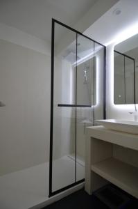 a bathroom with a glass shower and a sink at Appartement Duplex 4 personnes Quartier Riquier Nice in Nice