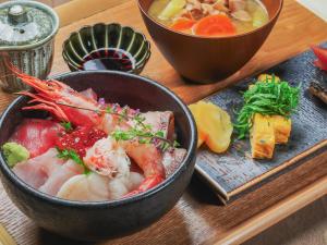 un plato de comida en una mesa con un plato de comida en The Royal Park Canvas - Sapporo Odori Park, en Sapporo