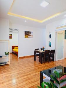 ein Wohnzimmer mit einem Tisch und einem Sofa in der Unterkunft HOMESTAY ĐÀ LẠT ROSE 2 in Da Lat